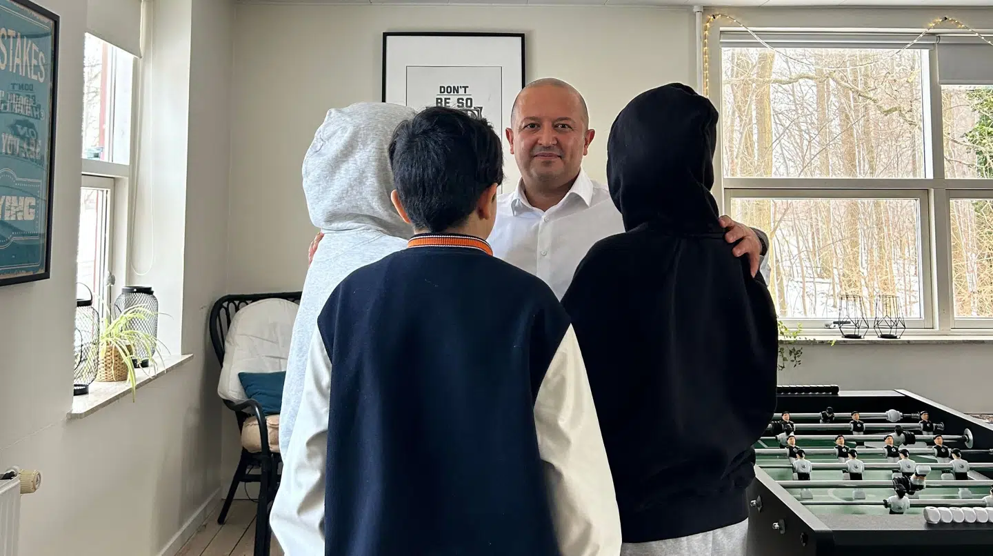 Nader Ashkani med de tre for nylig hjemvendte børn, som nu afventer en afgørelse i deres sag, så de kan fortsætte deres skole og hverdag.