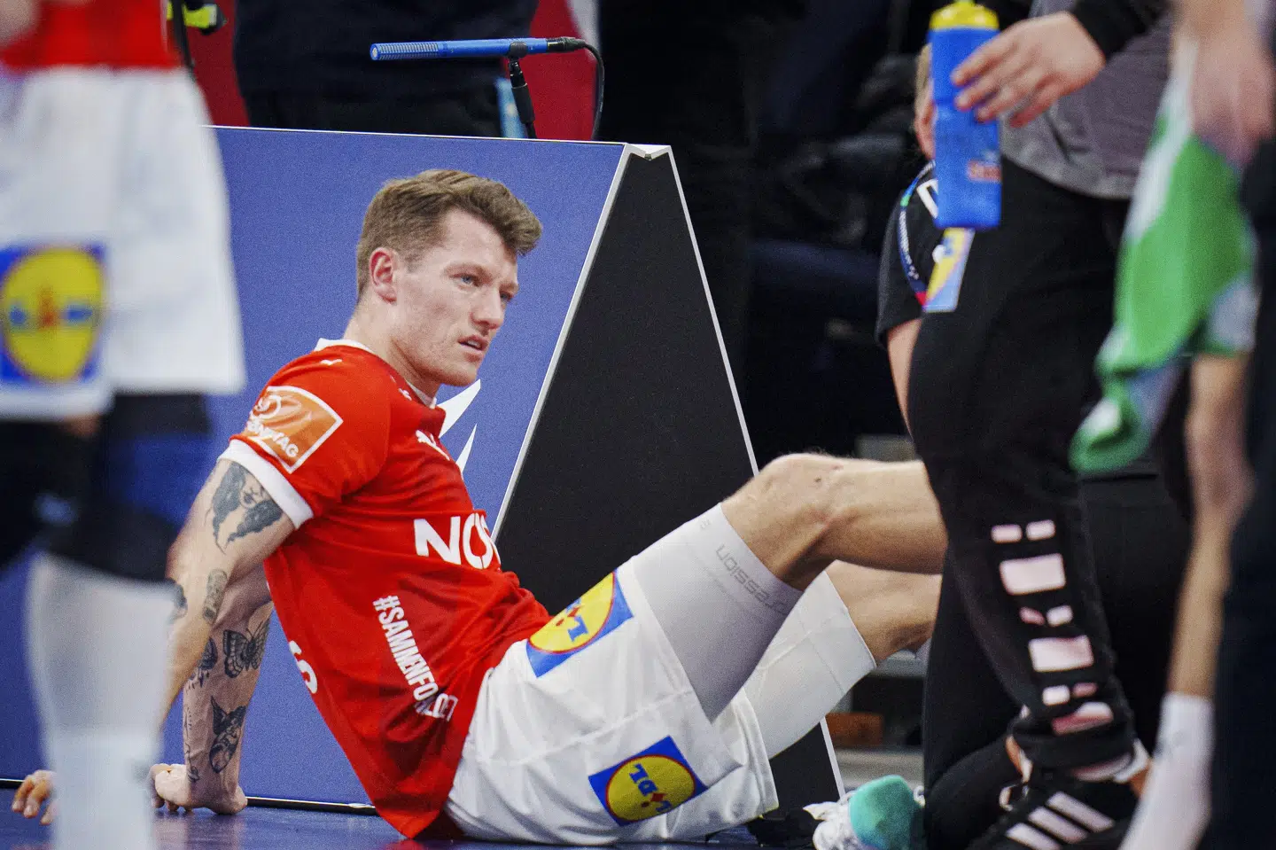 Emil Jakobsen forlod banen i første halvleg og kom ikke ud fra omklædningsrummet efter pausen.