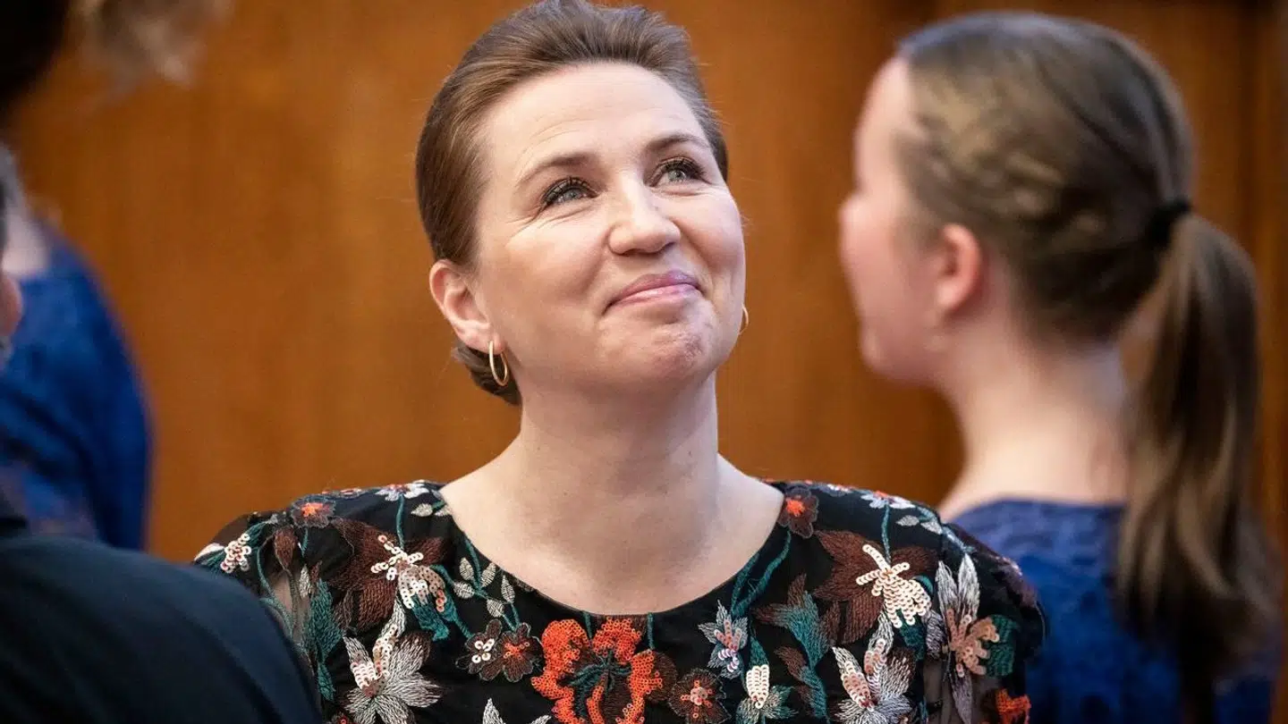 Nu er det slut med at sole sig i kongefamiliens popularitet, siger Henrik Qvortrup. Her ses statsminister Mette Frederiksen (S), da det nye kongepar sammen med medlemmer af kongefamilien er i Folketingssalen for første gang i deres nye officielle roller på Christiansborg Slot i København, mandag 15. januar 2024.