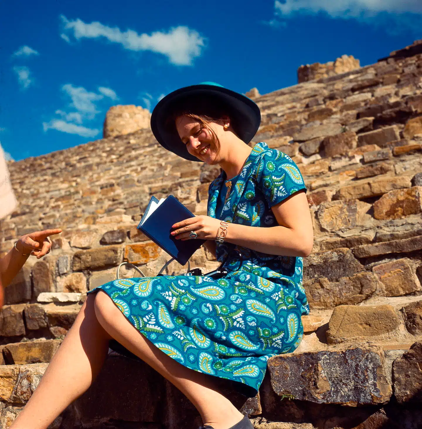 TV2 barsler med en TV-serie om Dronning Margrethe. Her sidder den unge tronfølger i den arkæologiske zone i Oaxaca i Mexico i 1966.