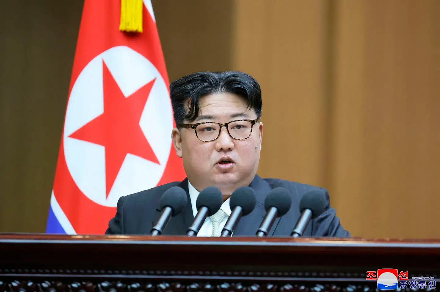 Nordkoreas diktator Kim Jong-un i en tale ved nationalforsamlingen 15. januar 2024. Nordkorea har officielt erklæret, at landet betragter Sydkorea som »den primære fjende«. Foto: Scanpix