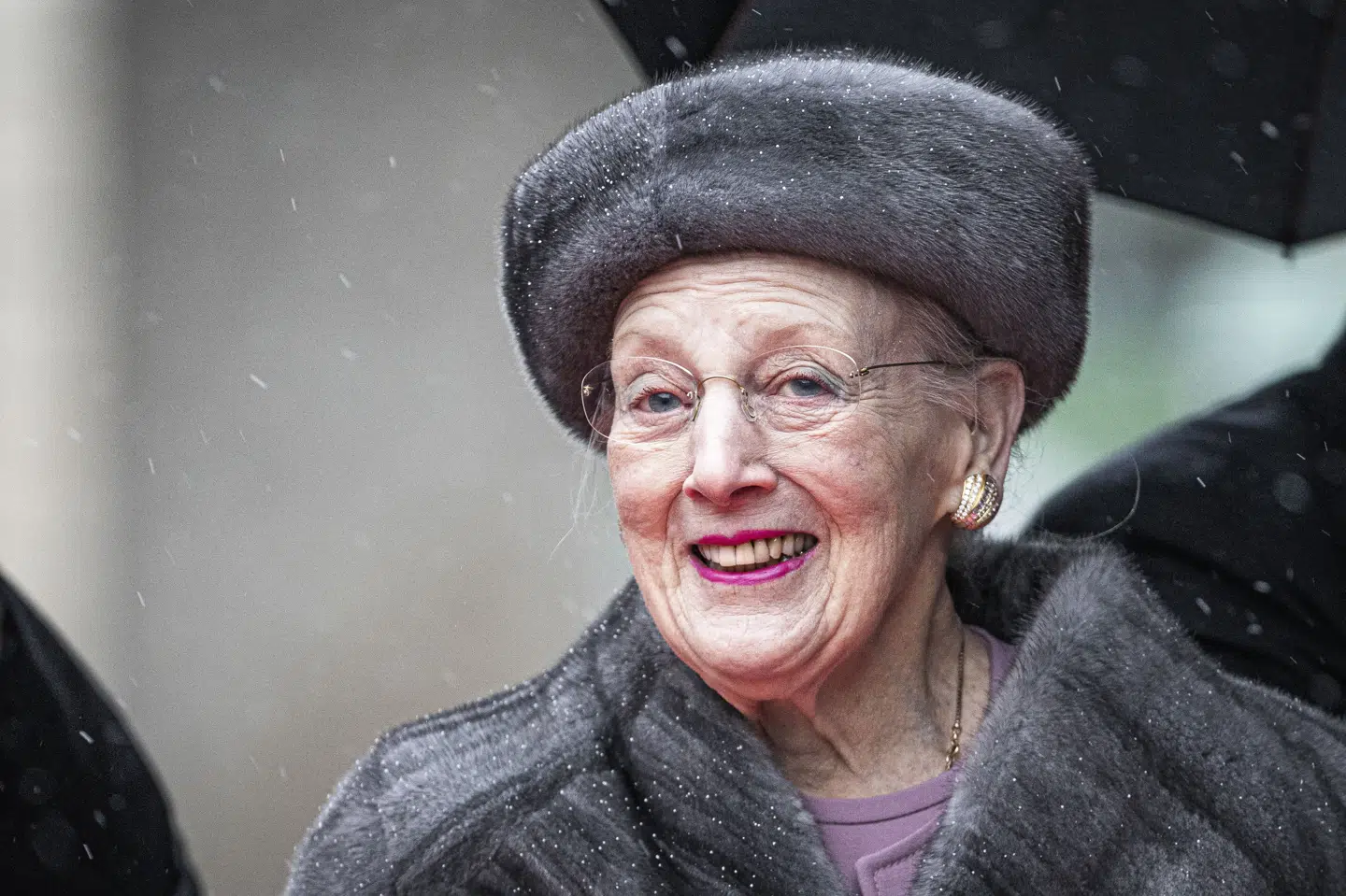 Dronning Margrethe er allerede en del af dansk dramatik, men mest bag kameraet. Hun har tegnet kostumerne og kreeret scenografien til den Bille August-instruerede Netflix-film "Ehrengard: Forførelsens kunst", og for det arbejde er hun blevet nomineret til flere Robert-priser ved årets uddeling 3. februar. (Arkivfoto).