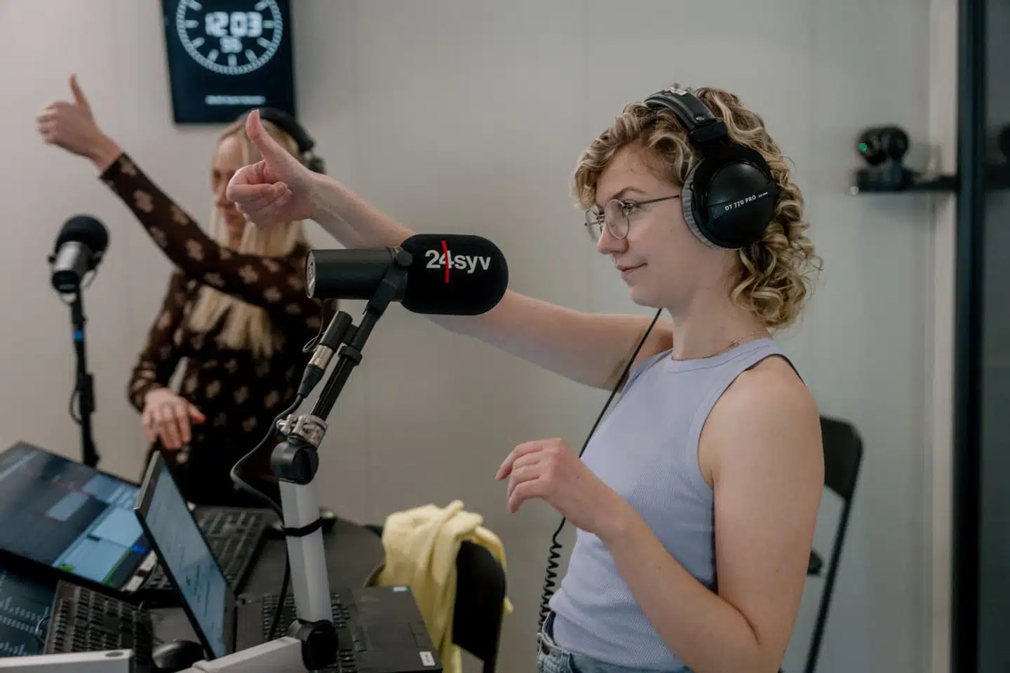 Værterne Emilie Jäger og Astrid Johanne Høg (tv) leverer hårdtslående værdikamp i det borgerlige debatprogram Blåt Bælte på 24Syv. Nu er holdet bag »Blåt Bælte« indstillet til Fonsmark-prisen.