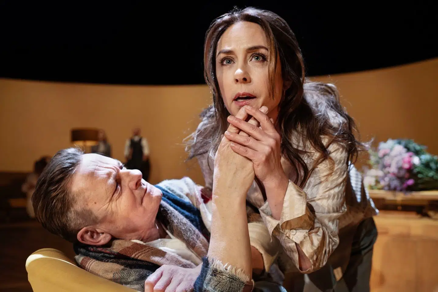 Sofie Gråbøl som kvinden, der havner i en midtvejskrise. Hvorfor tog hun ikke den anden dør? Her med Olaf Johannessen.