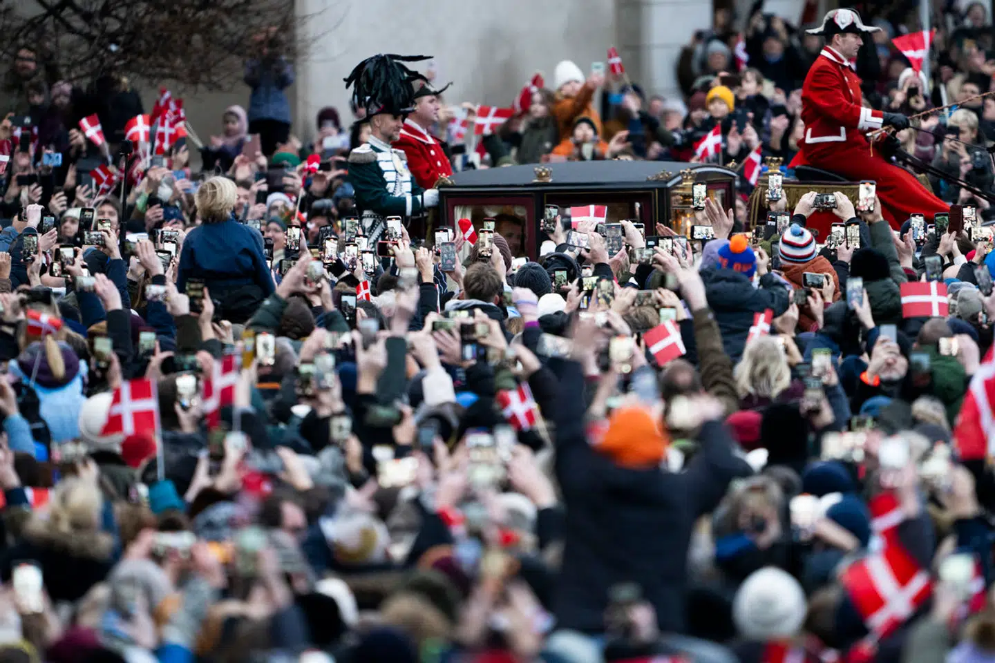 I søndags deltog mere end 300.000 mennesker i fejringen af den nye konge og den afgående dronning i området mellem den kongelige residens på Amalienborg og selve tronskiftet på Christiansborg Slot. Til den kirkelige markering af tronskiftet på søndag har 400 personer fået en billet til at sidde med i Aarhus Kirke.