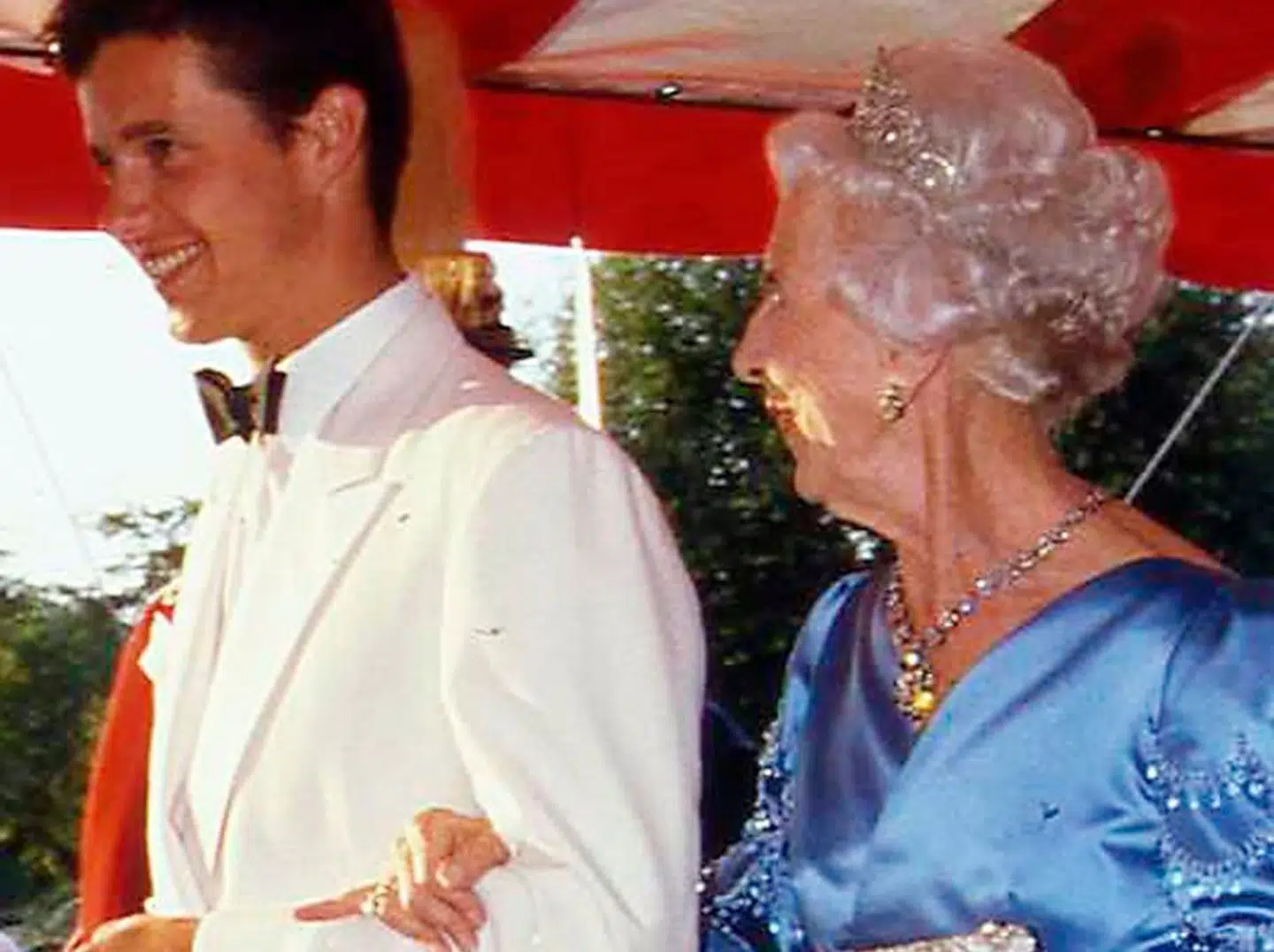 Daværende kronprins Frederik og hans elskede mormor ankommer til dronning Margrethe og prins Henriks sølvbryllup.