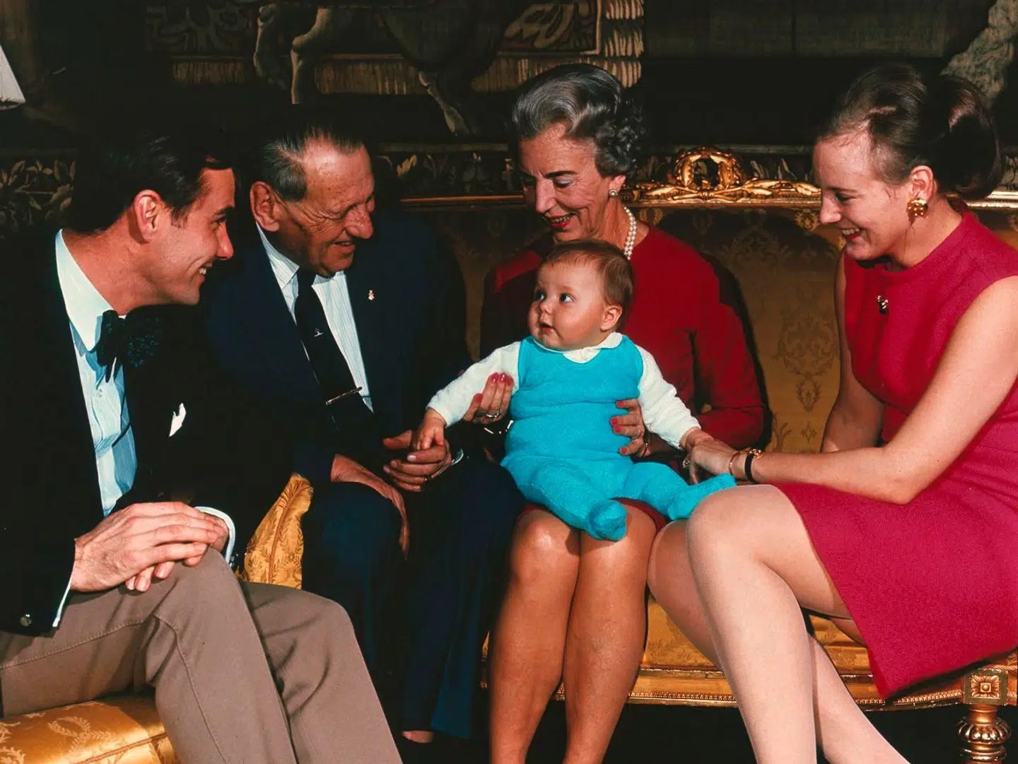 Dronning Ingrid med den lille Frederik på skødet.