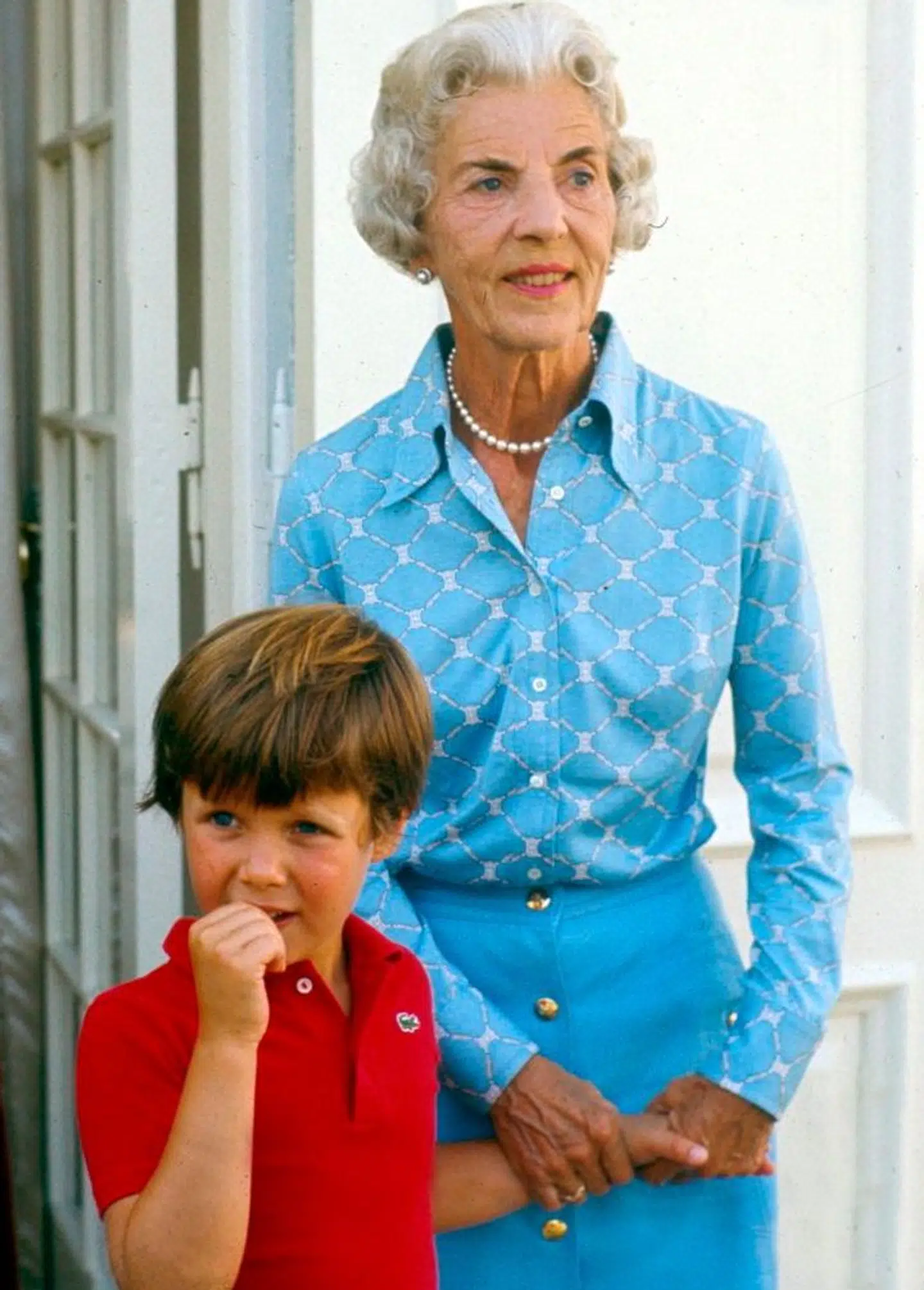 Som barn elskede Frederik somrene på Gråsten slot med sin mormor. Her er de fotograferet sammen i 1975, hvor han var syv.
