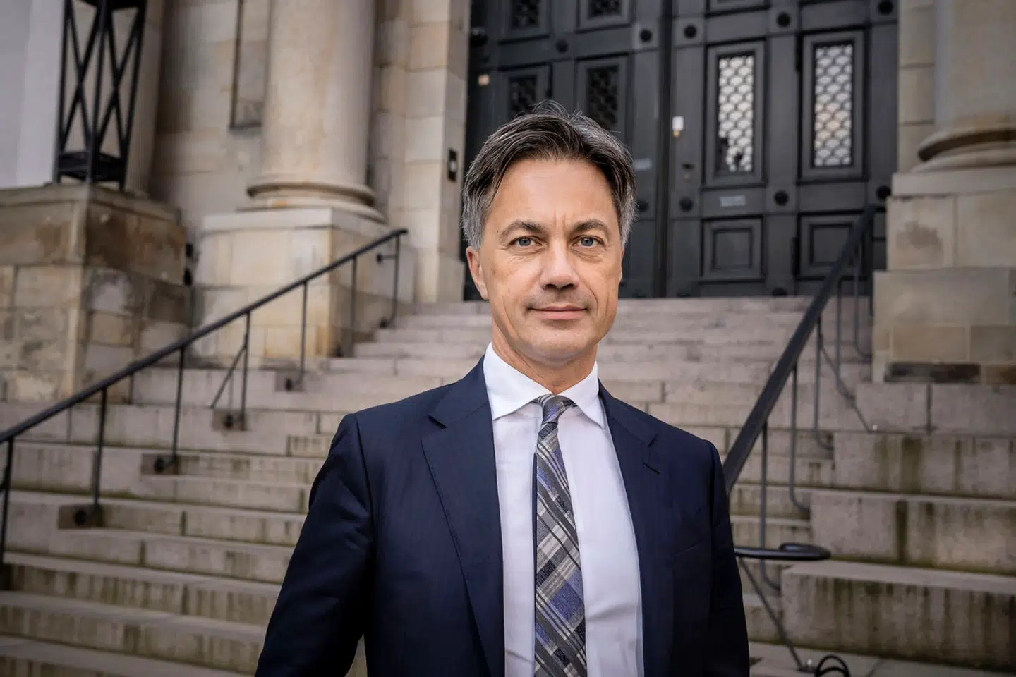 Ole Spiermann, partner i advokatfirmaet Bruun & Hjejle, er formand for Advokatrådets grundrettighedsudvalg, som løbende udarbejder høringssvar om menneskeretlige, forvaltningsretlige og statsretlige emner.