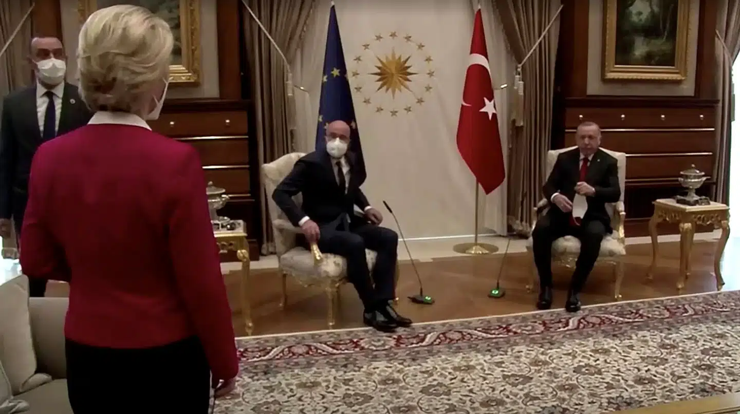 Der var kun plads til to, da Ursula von der Leyen og EU-præsident Charles Michel skulle mødes med Tyrkiets præsident Erdogan. Det blev til lidt af en skandale, da von der Leyen – som den første kvindelige kommissionsformand – måtte se sig henvist til en sofa et stykke væk fra de to mænd.