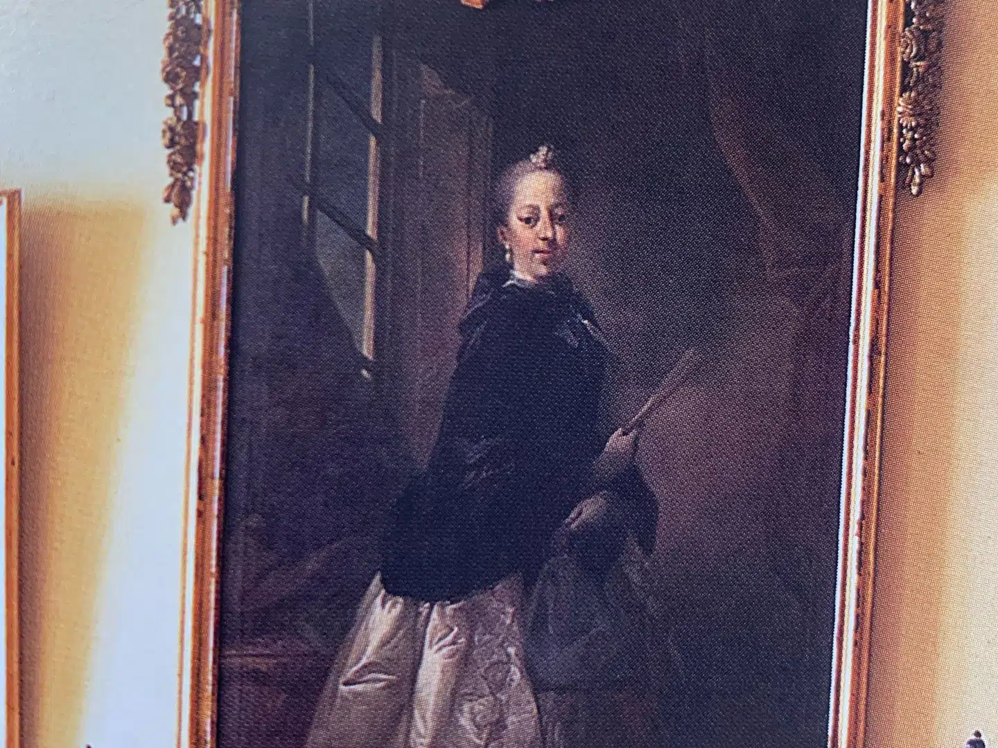 Her ses det portrætmaleri af tidligere slotsfrue på Valdemars Slot Anne Margrethe Juel, som i slottets såkaldte havestue blev taget ned og fjernet fra stedet i 2021.