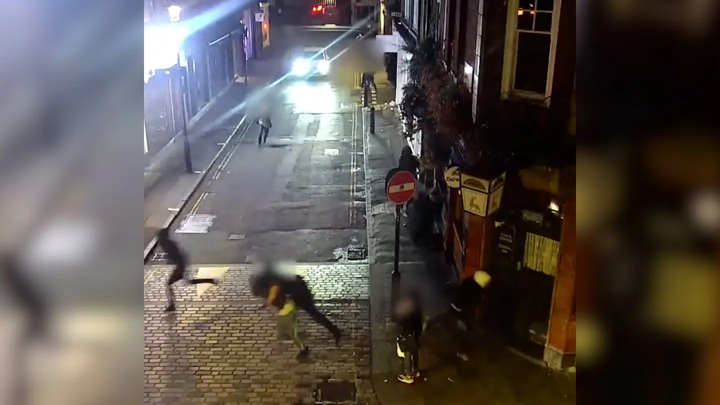 Her flygter gaderøverne og bliver anholdt.