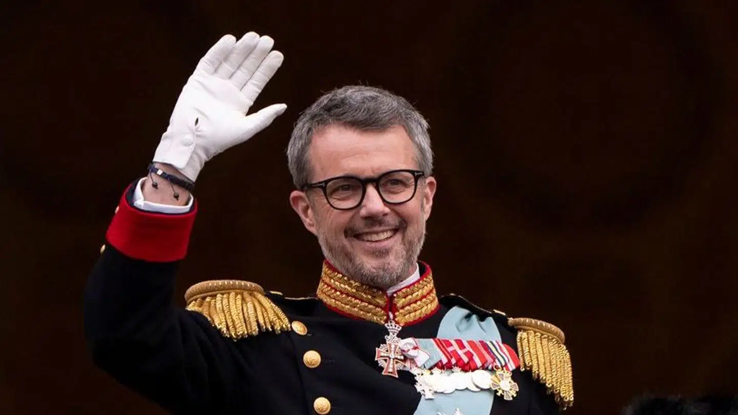 Kong Frederik X viste glad armbåndet frem.