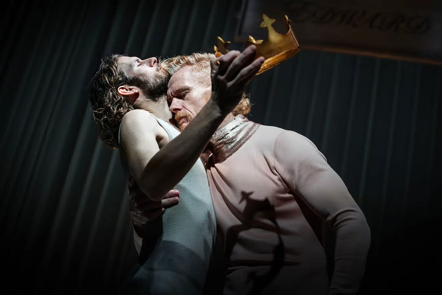 En torn i øjet: Et ømt øjeblik mellem kongen (Peter Plaugborg) og hans elsker (Simon Bennebjerg).