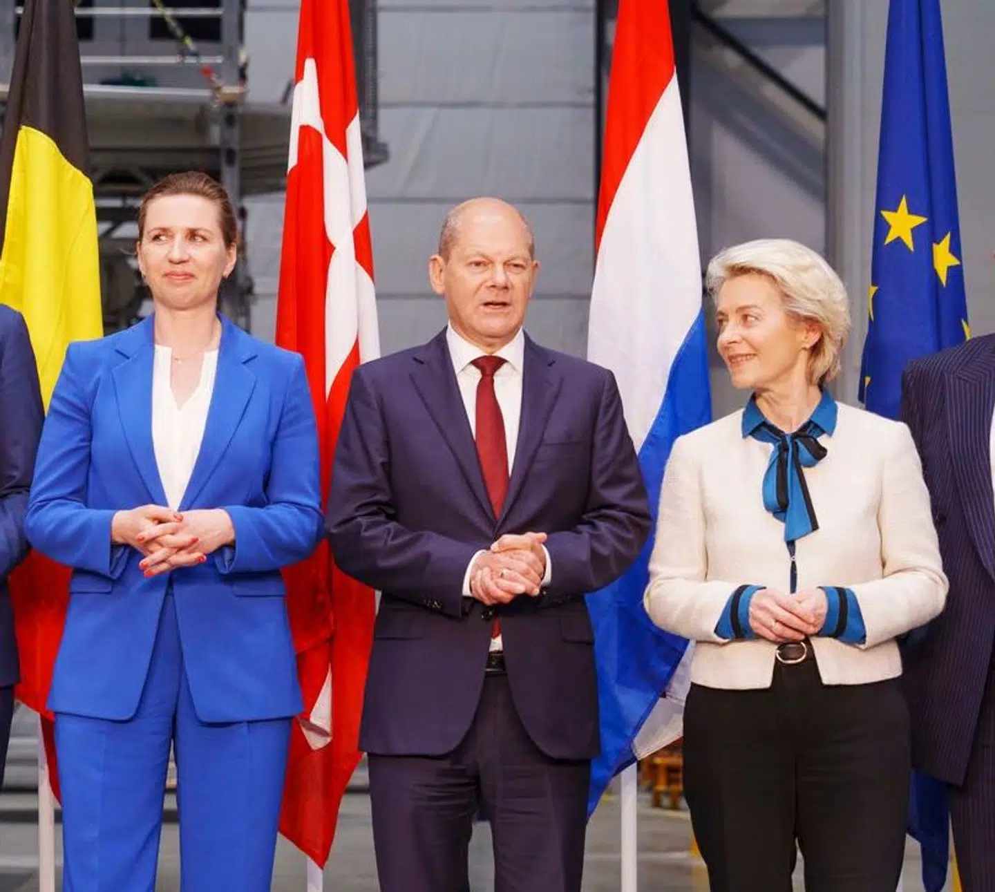 Statsminister Mette Frederiksen, kommissionsformand Ursula von der Leyen og Tysklands kansler Olaf Scholz. Sidste år var EUs samlede økonomi på omkring to tredjedele af USAs. Det er en tilbagegang fra ti år tidligere, hvor EUs samlede økonomi lå på omkring 90 procent af USAs, skriver Henrik Dahl.