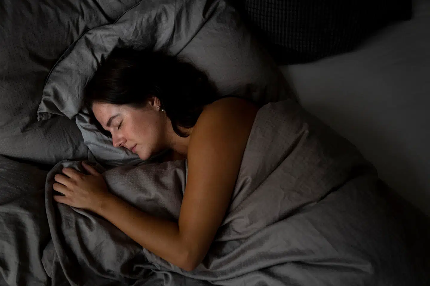 Et nyt studie afslører betydelige forskelle på folks adfærd og personlighed, alt efter om de sover nøgne eller ej.