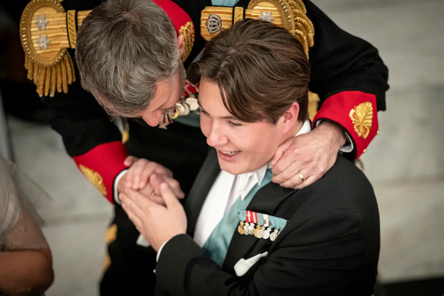Ovenpå sin tale ved gallamiddagen fik prins Christian en stor og stolt krammer af sin far.