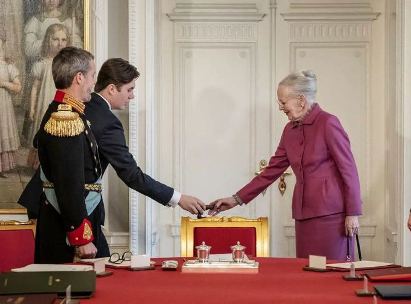 Den rørende scene fra Statsrådet, hvor kronprins Christian giver sin farmor, dronning Margrethe, stokken.