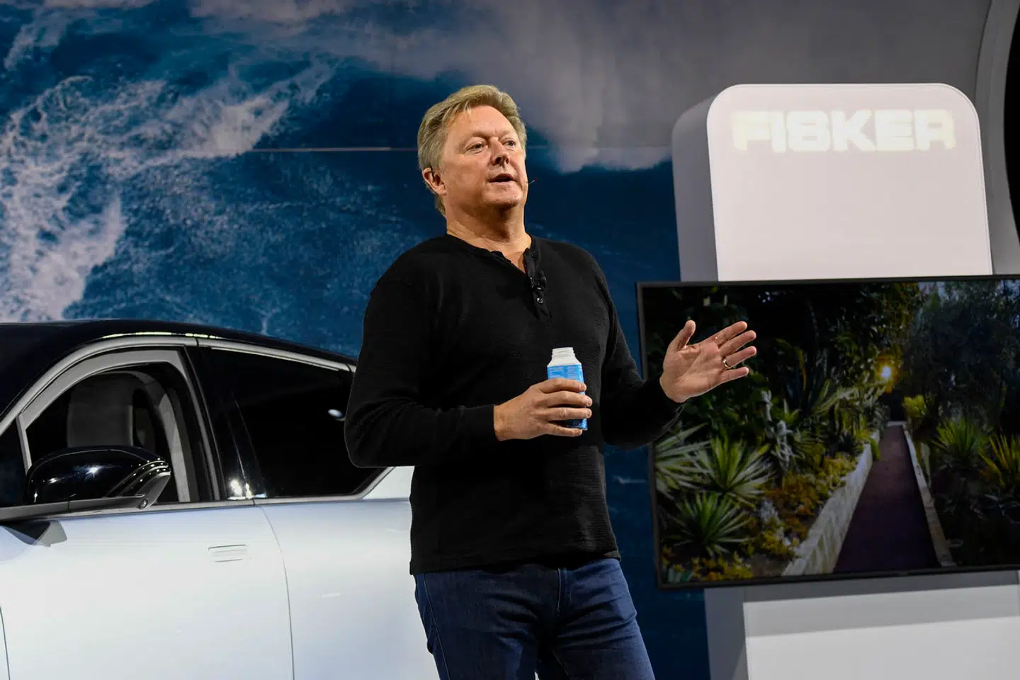 60-årige Henrik Fisker er stifter og direktør i elbilfirmaet Fisker Inc., der er børsnoteret i New York, og som lige nu gennemgår en krise efter flere klager om alvorlige bremsefejl.