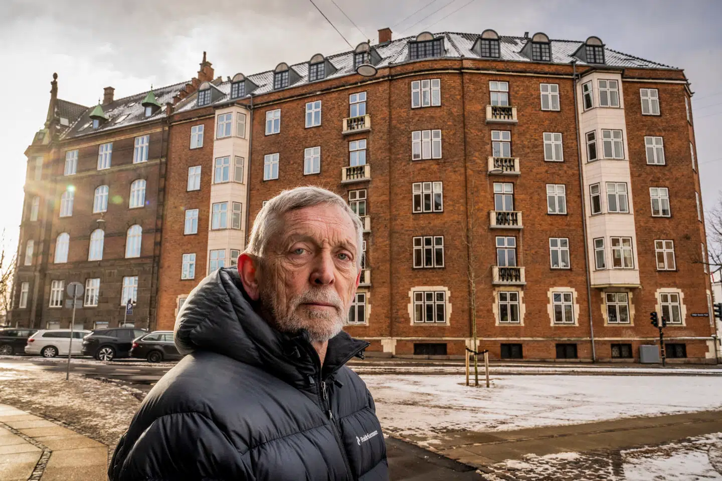 John Tyrrestrup bor i lejlighed på Fridtjof Nansens Plads på Østerbro i København. Han kan nu se frem til at betale mere i skat på grunden under ejendommen, som hans lejlighed ligger på, end andre ejere med større lejligheder i ejendommen.
