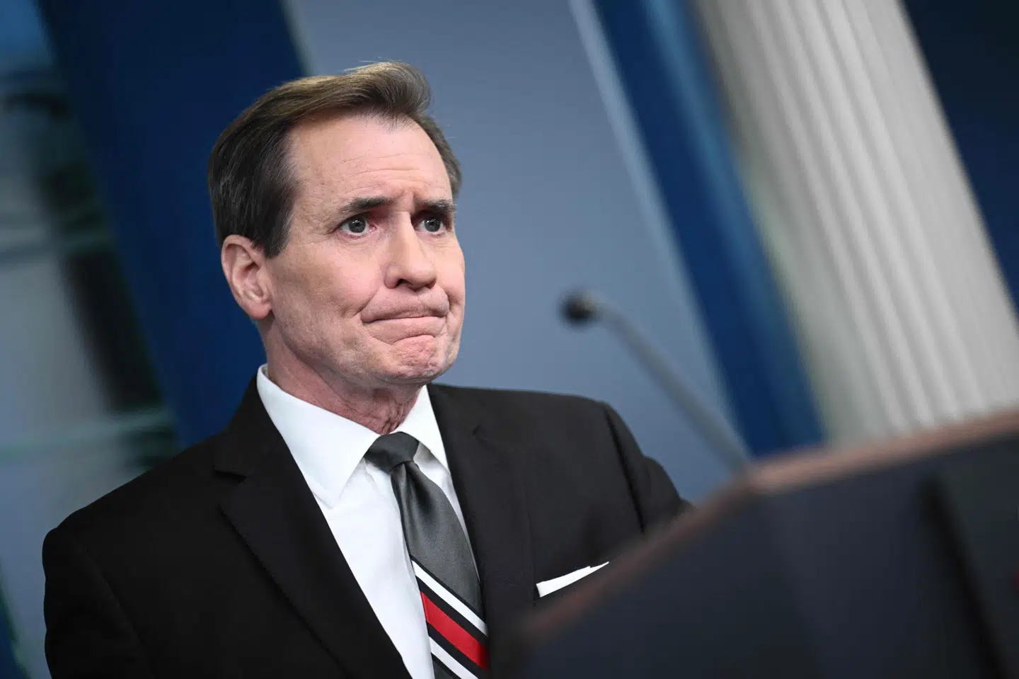 John Kirby, der er talsmand for Det Hvide Hus, har fredag givet en briefing til journalister om en samtale mellem Joe Biden og Benjamin Netanyahu.