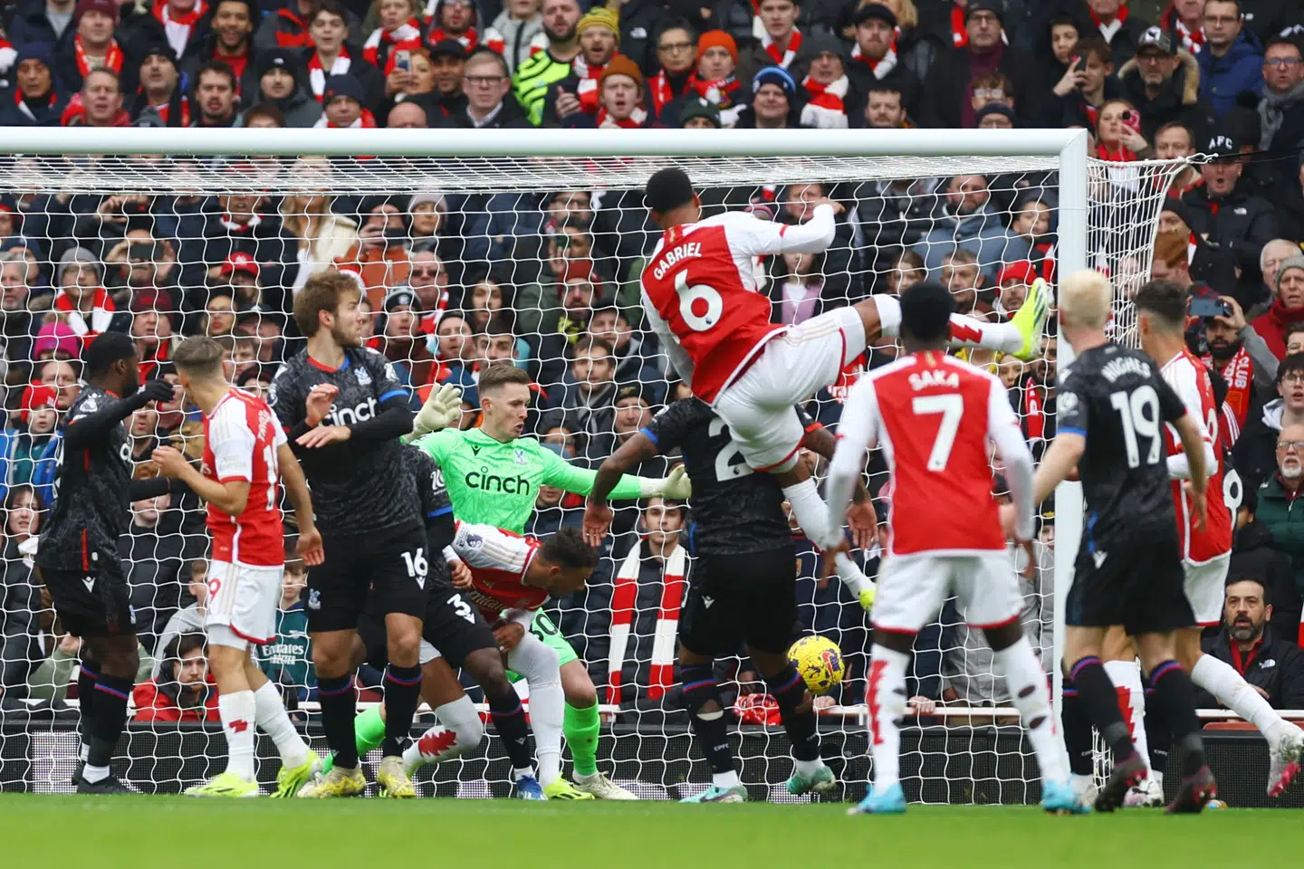Gabriel Magalhães stiger til vejrs og bringer Arsenal foran mod Crystal Palace, mens Ben White holder målmand Dean Henderson beskæftiget.
