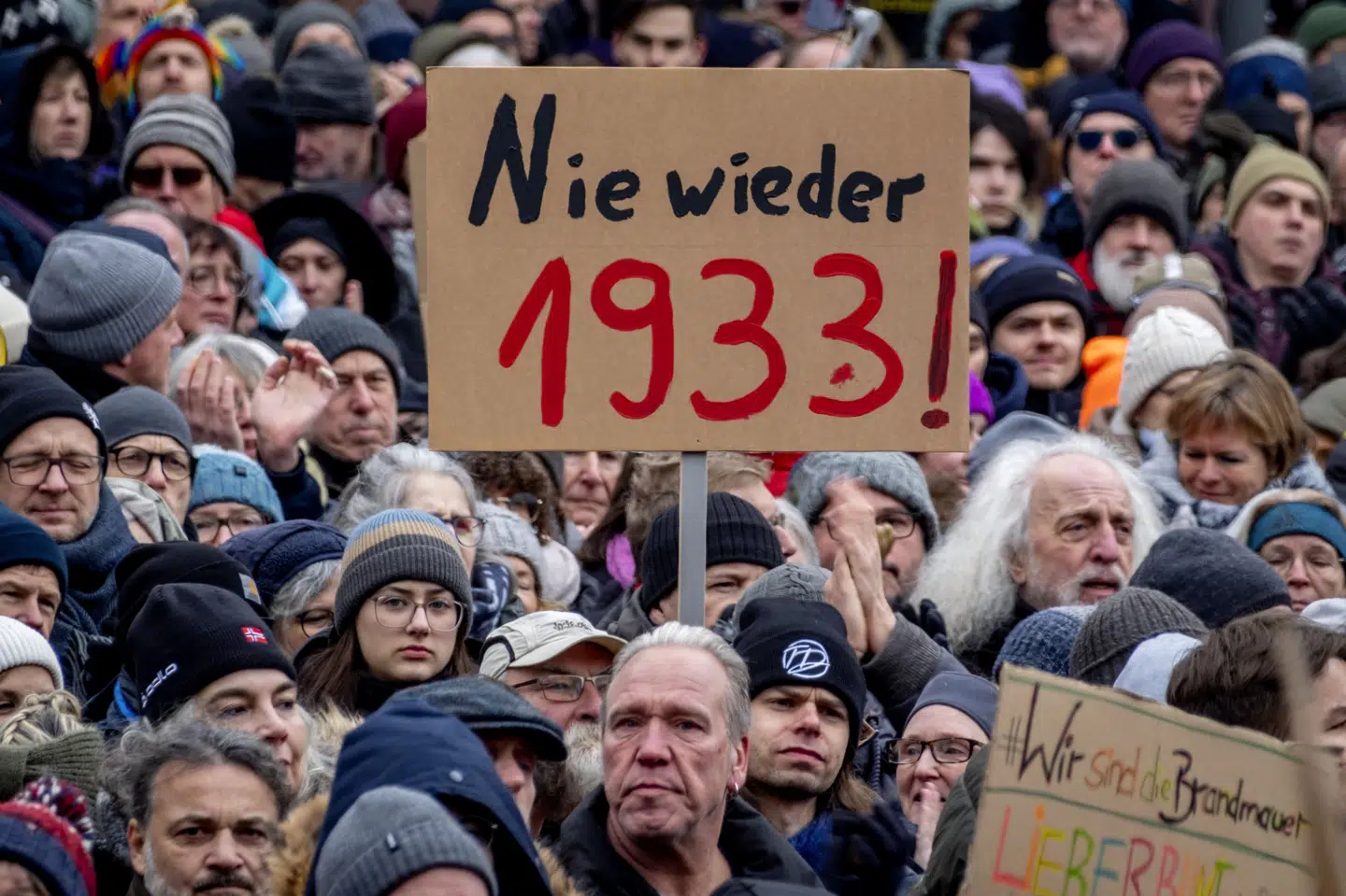 "Aldrig igen 1933" står der på et af de skilte, demonstranter har taget med til lørdagens protest i Frankfurt. I løbet af weekenden er der varslet flere demonstrationer mod Alternative für Deutschland (AfD) i tyske byer.