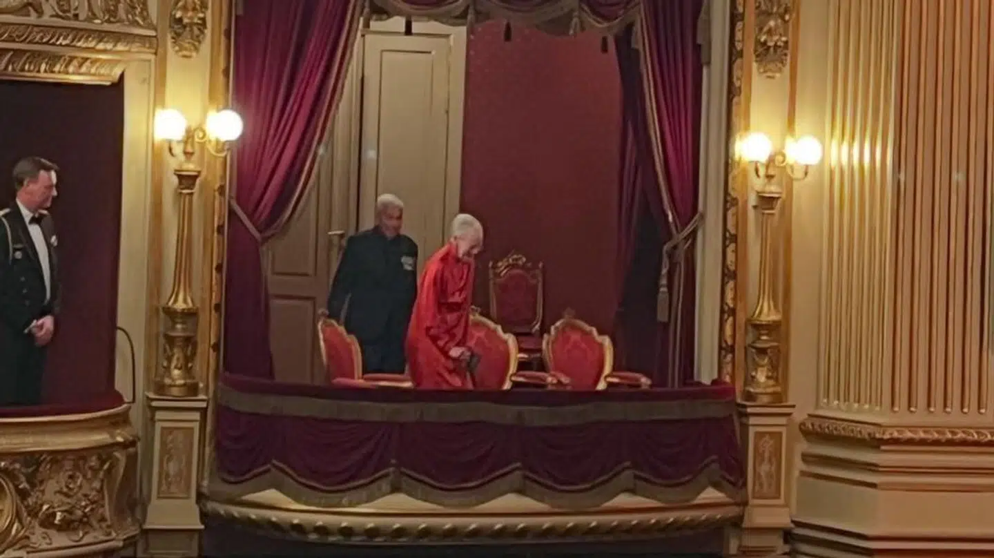 Dronningen overværede premieren på teaterstykket 'Indenfor murene'.