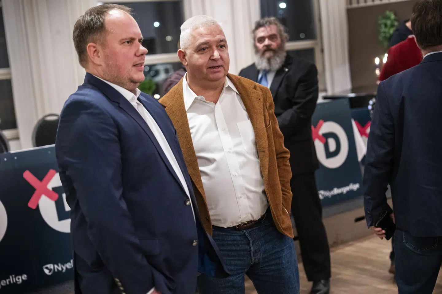 Martin Henriksen og Kenneth Korsbæk Olsen (th.) er blandt de medlemmer af Nye Borgerlige, der lørdag er blevet enige om at bede partiets hovedbestyrelse om at droppe afstemninger om opløsning.