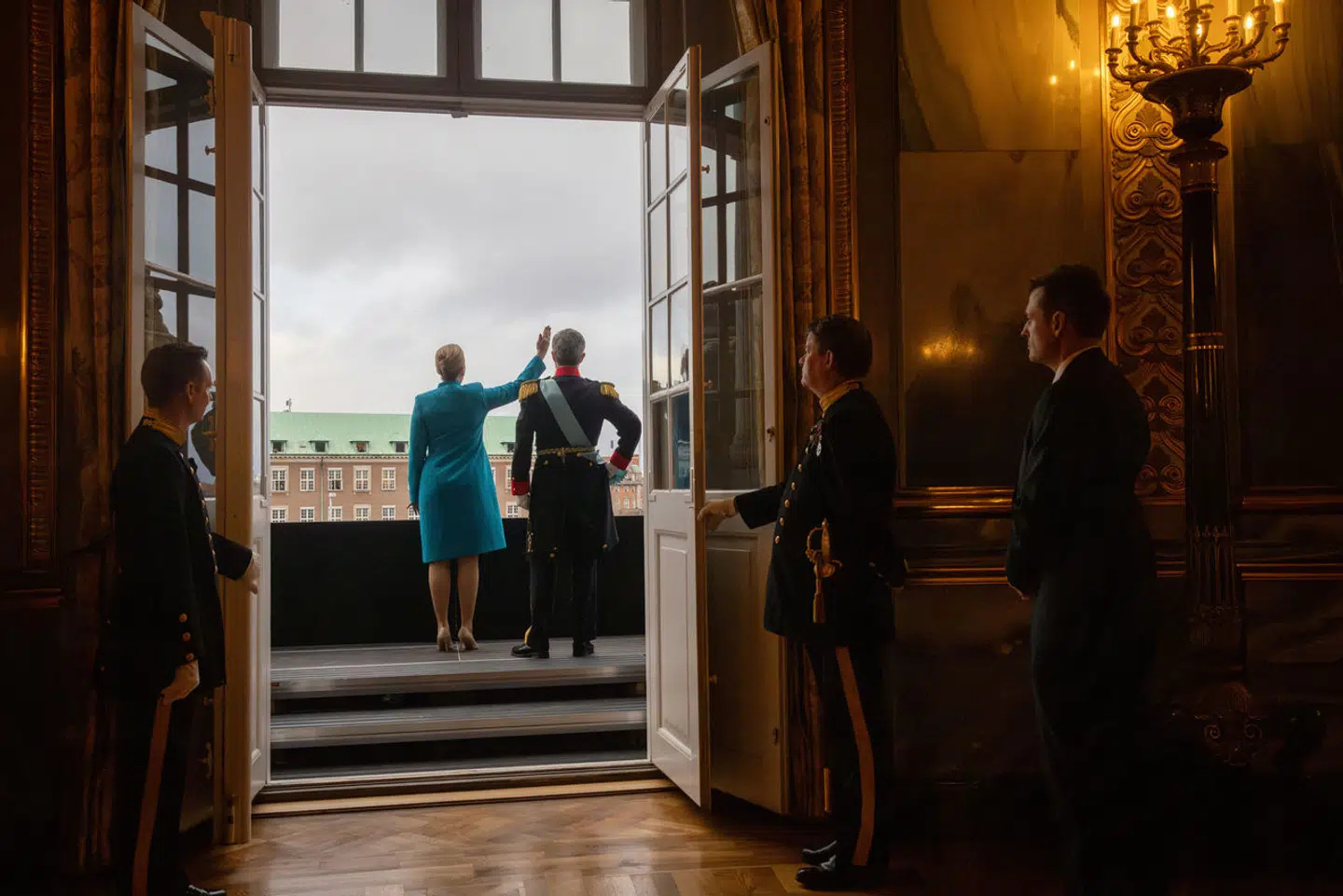 Efter officielt af have proklameret kong Frederik konge, råbte statsminister Mette Frederiksen et nifoldigt leve.