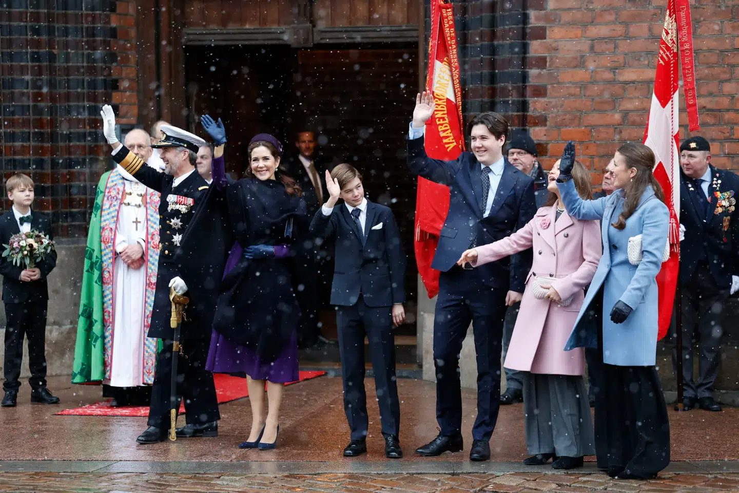 Kong Frederik X, dronning Mary, kronprins Christian, prinsesse Isabella, prinsesse Josephine og prins Vincent ankommer til festgudstjenesten i anledning af tronskiftet i Aarhus Domkirke, søndag den 21. januar 2024