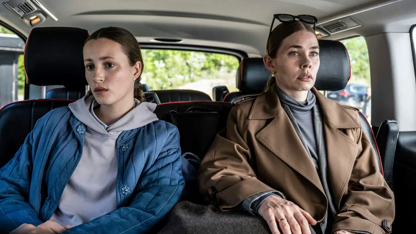 Birgitte Hjort Sørensen og Josephine Højberg som dominerende mor og pleaser-datter i TV 2s nye spændingsserie.