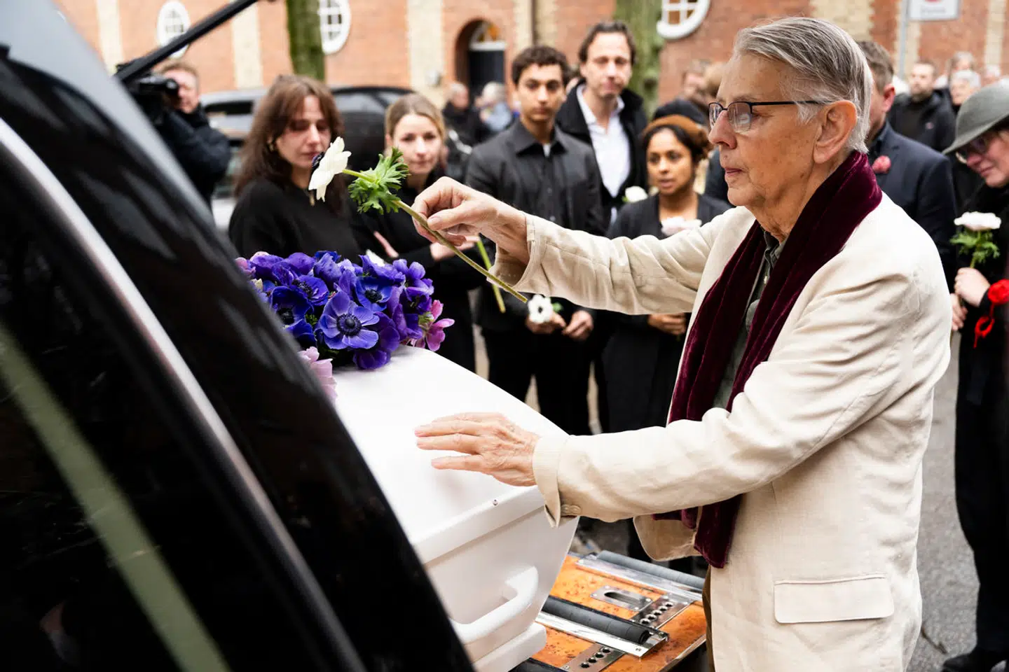 Ebbe Preisler lægger en blomst på kisten med hans hustru, Marian Preisler, som han er sigtet for at have dræbt.