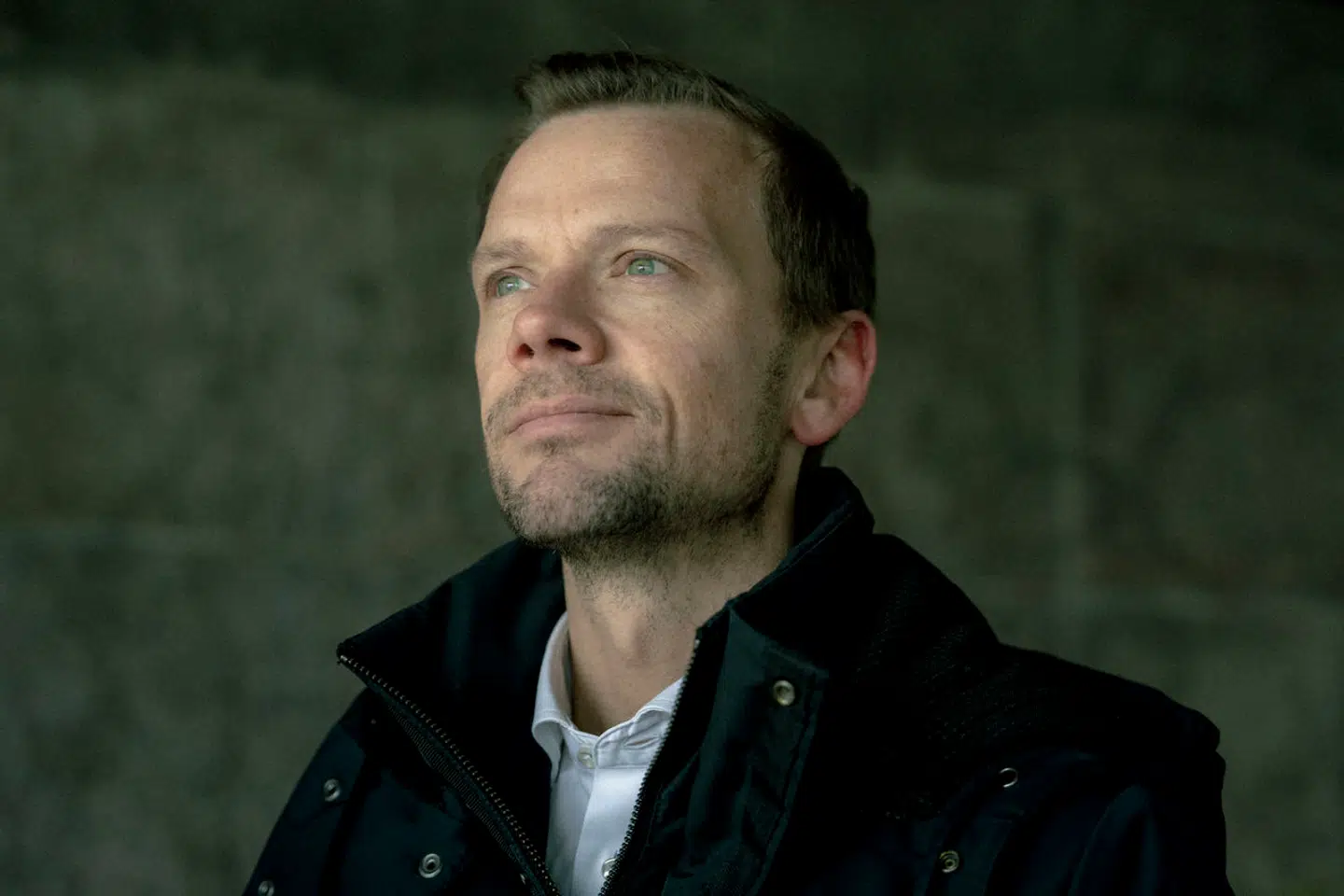 Flere danskeres teledata kan nu overvåges i sager om grov kriminalitet end tidligere. Det er resultatet af en ny bekendtgørelse, som Justitsministeriet med Peter Hummelgaard (S) i spidsen beskrev i forrige uge. Regelændringen vækker kritik fra Institut for Menneskerettigheder.