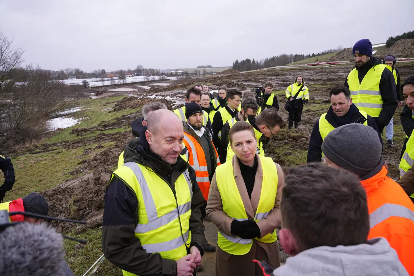 Statsminister Mette Frederiksen (S) kalder det overvældende at være på besøg i Ølst ved Randers.