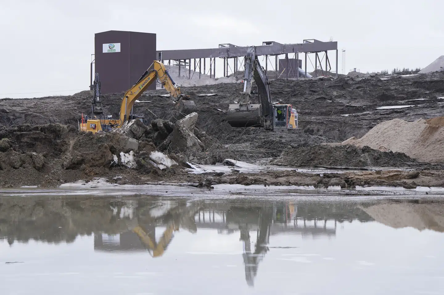 Ved Ølst nær Randers truer et stort jordskred fra Nordic Waste området med forurening.