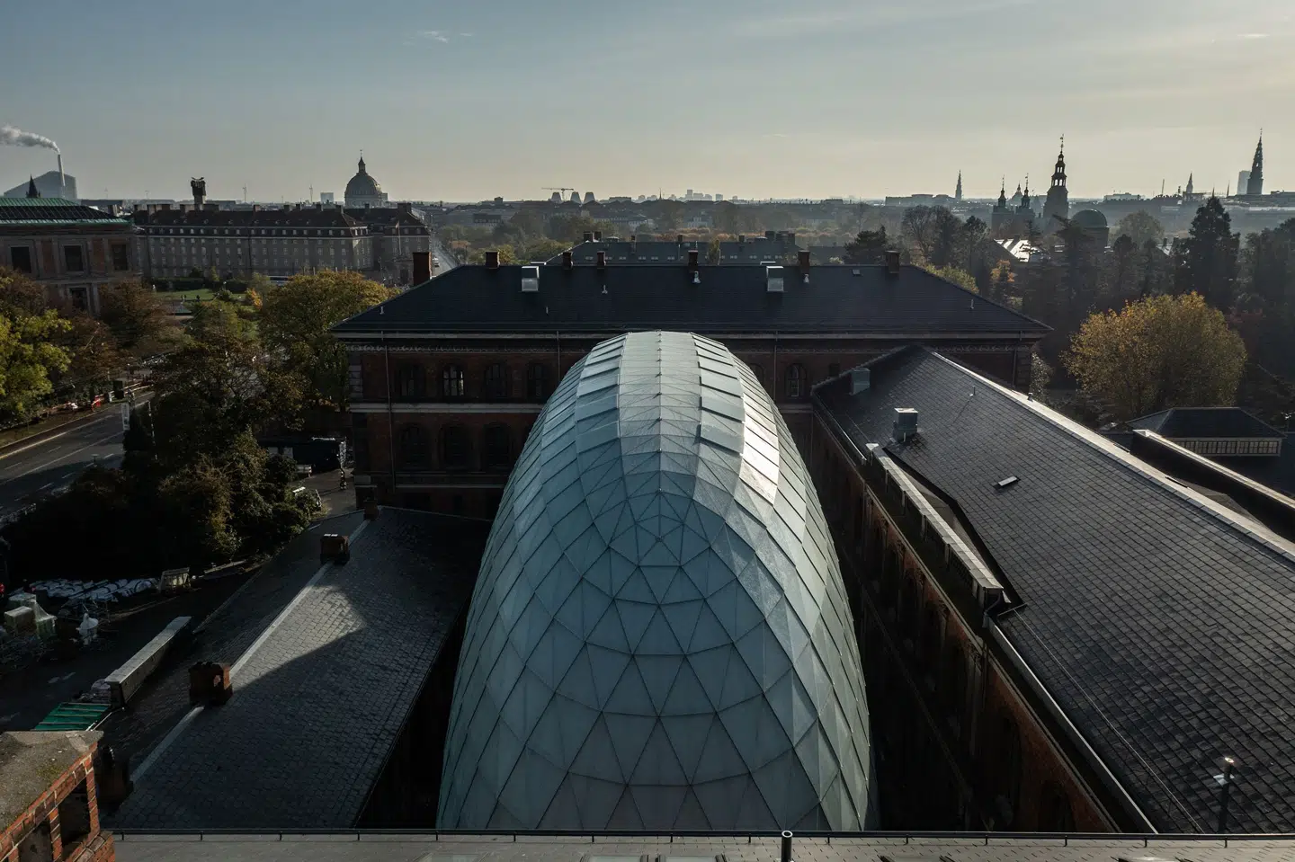 Denne store kuppel kan ses fra Sølvgade.