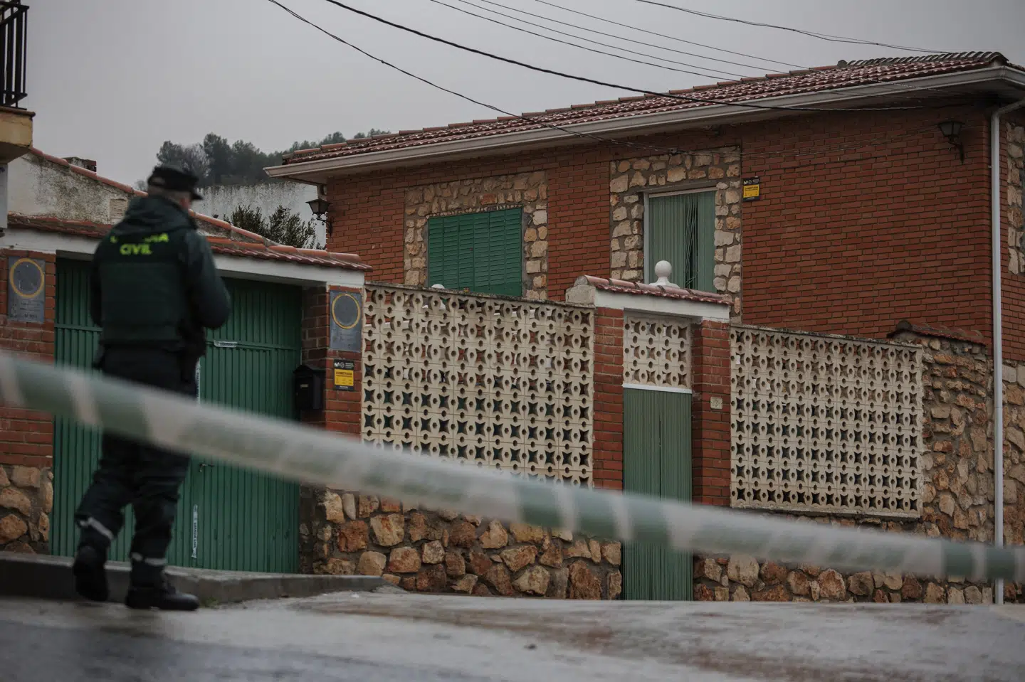 Politiet har afspærret et område omkring huset, hvor de to søstre og deres bror blevet fundet dræbt torsdag.
