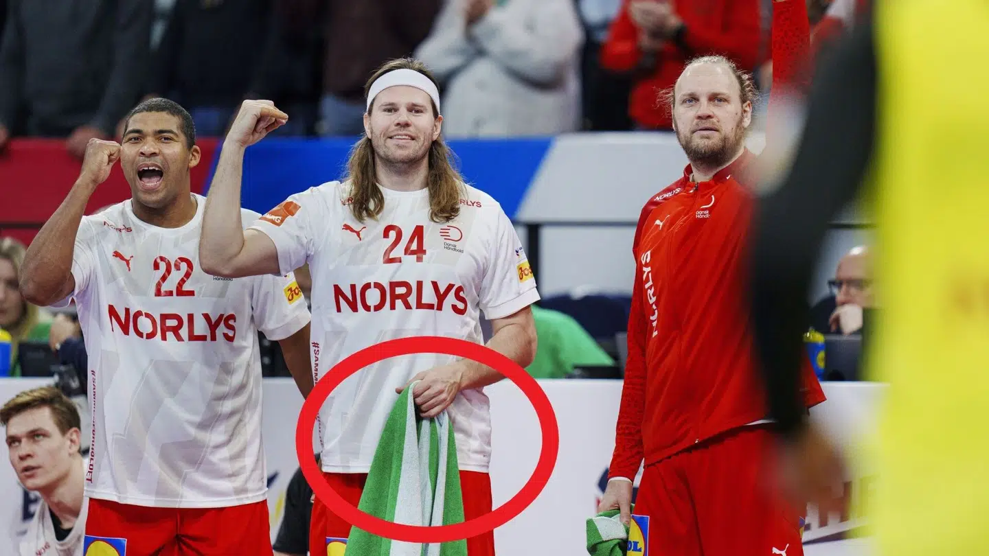 Mikkel Hansen holder varmen med sit håndklæde.