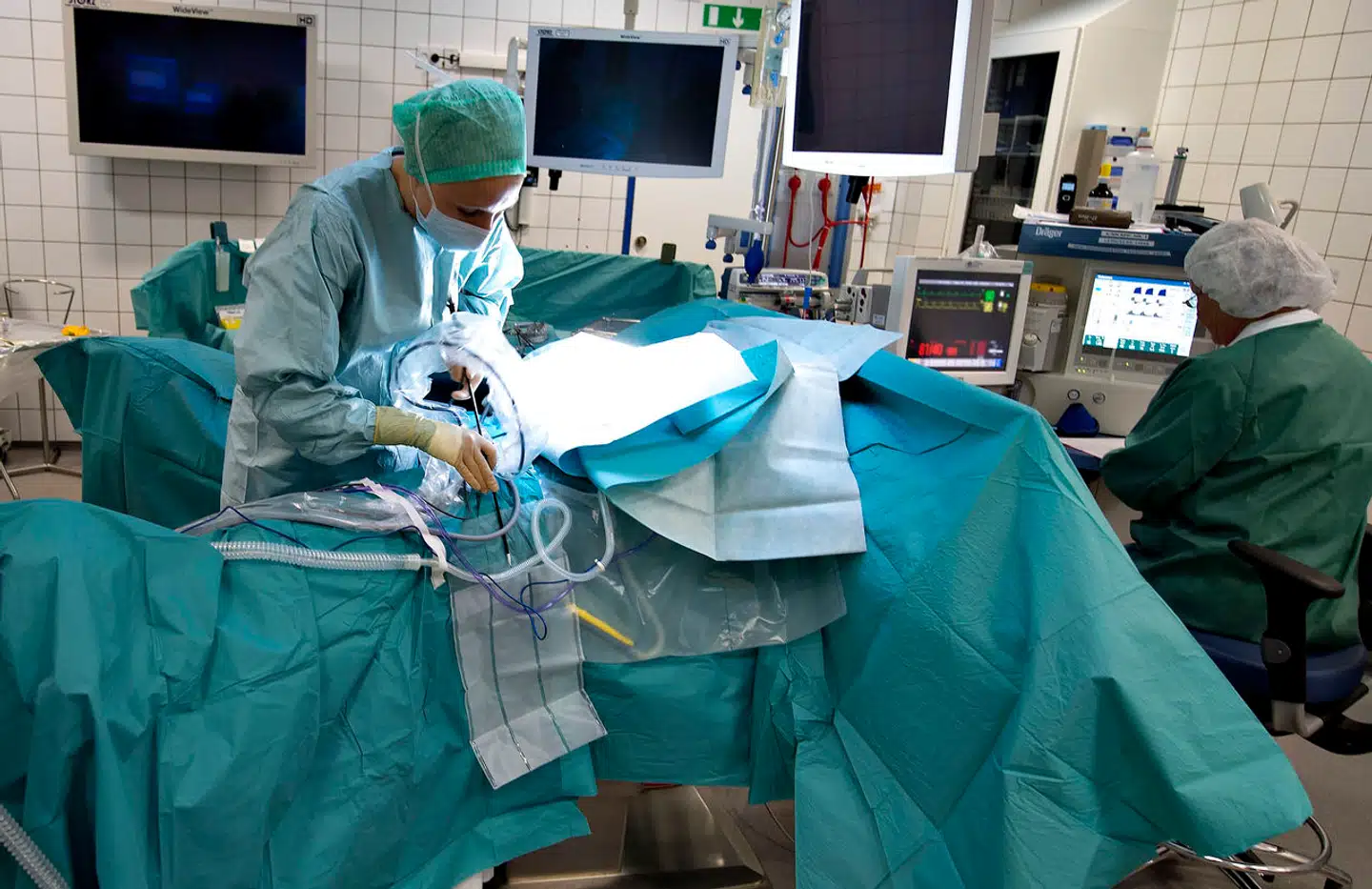 Antallet af patienter, der henvises til behandling på privathospitaler, er steget kraftigt gennem flere år, men nu kan der være en opbremsning på vej – selvom ventetiderne stiger.