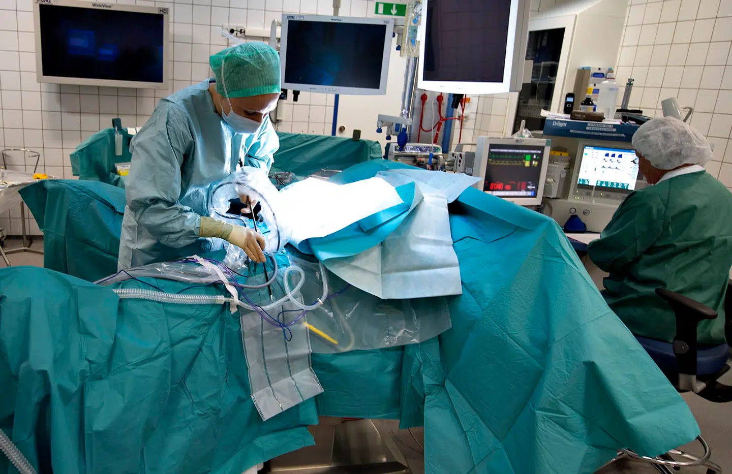 Antallet af patienter, der henvises til behandling på privathospitaler, er steget kraftigt gennem flere år, men nu kan der være en opbremsning på vej – selvom ventetiderne stiger.