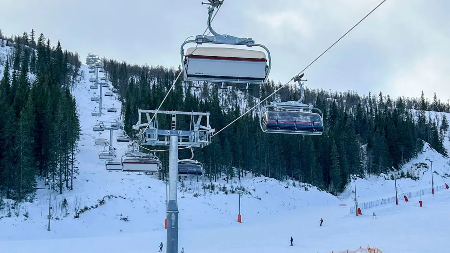 Børnene faldt ud af en skilift tirsdag formiddag.