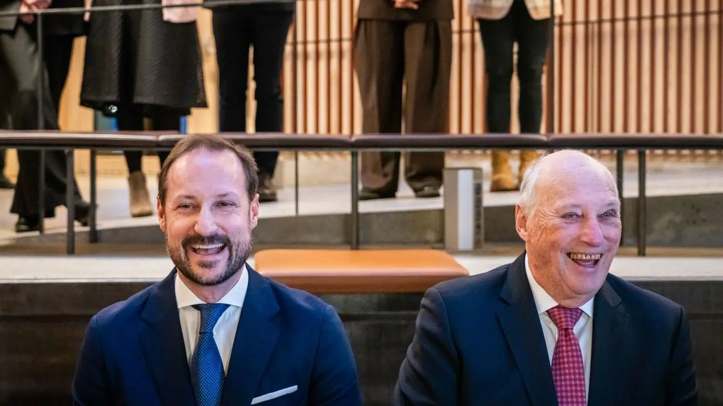 Der var god stemning, da kronprinsen og kongen besøgte den norske presse.