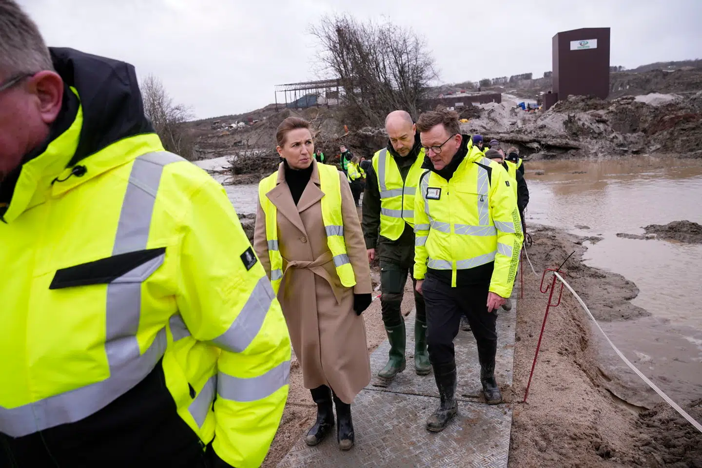 Fredag kom det foruden konkursbegæringen frem, at der oprettes en klimafond med et startindskud på 100 millioner kroner. En del af pengene skal gå til lokale borgere i Ølst, som statsministeren og miljøministeren besøgte.