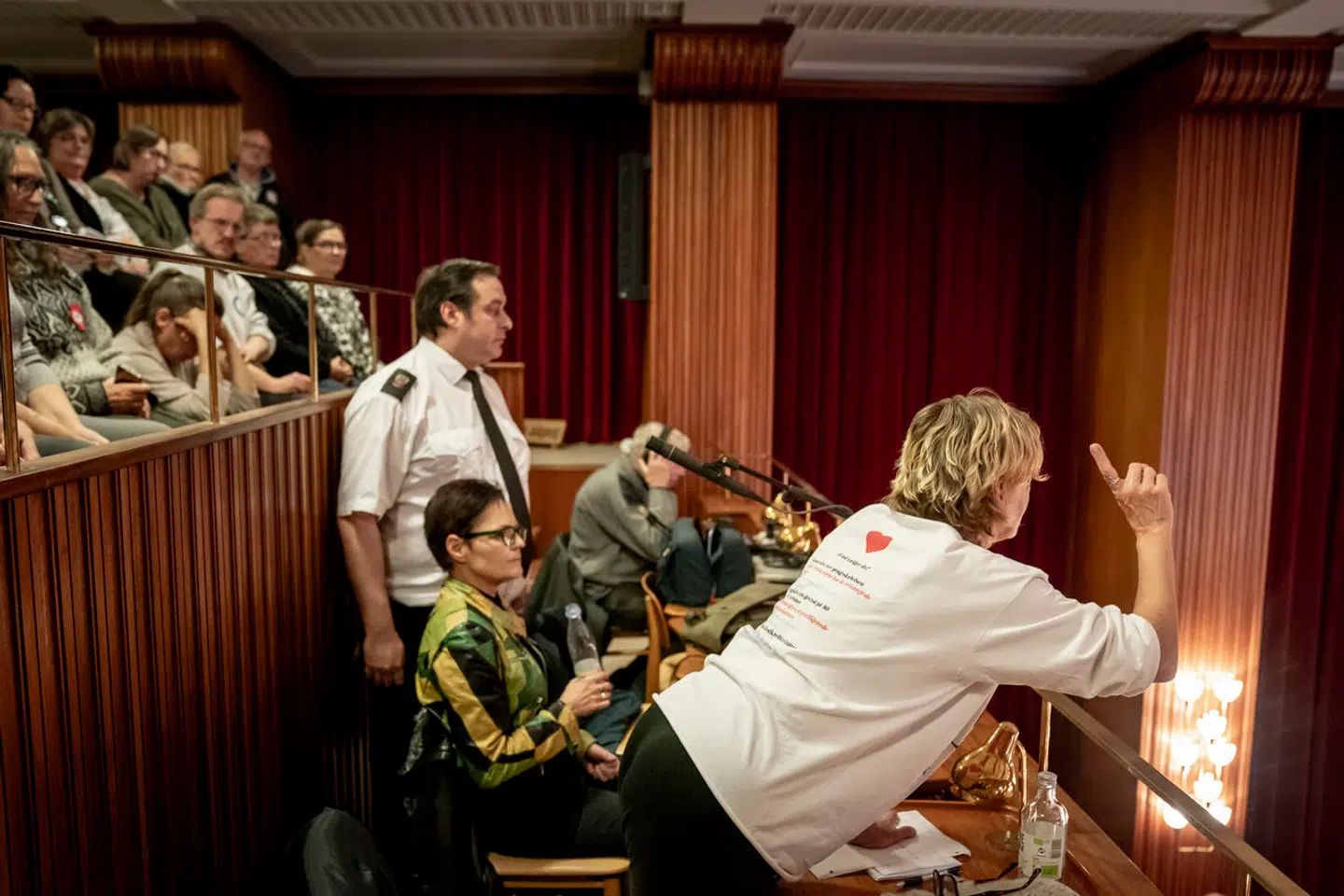 Jeanette Strauss råber af Frederiksbergs byråd i 2019. Hun fik i 2014 fjernet sin datter af Frederiksberg Kommune, men tvangsfjernelsen blev senere kendt ulovlig. Der har været adskillige sager i Danmark, hvor det retslige grundlag for tvangsfjernelserne har været tvivlsom, mener Viveca Tallgren.