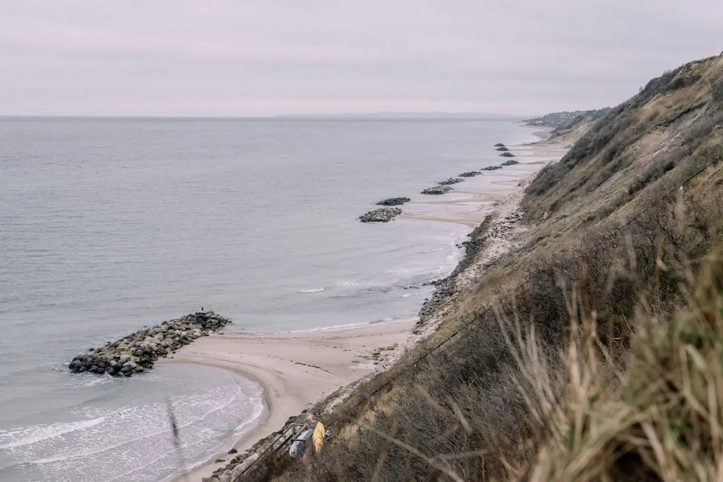 Vejby strand er et af de områder, hvor der mangler kystsikring (arkivfoto).