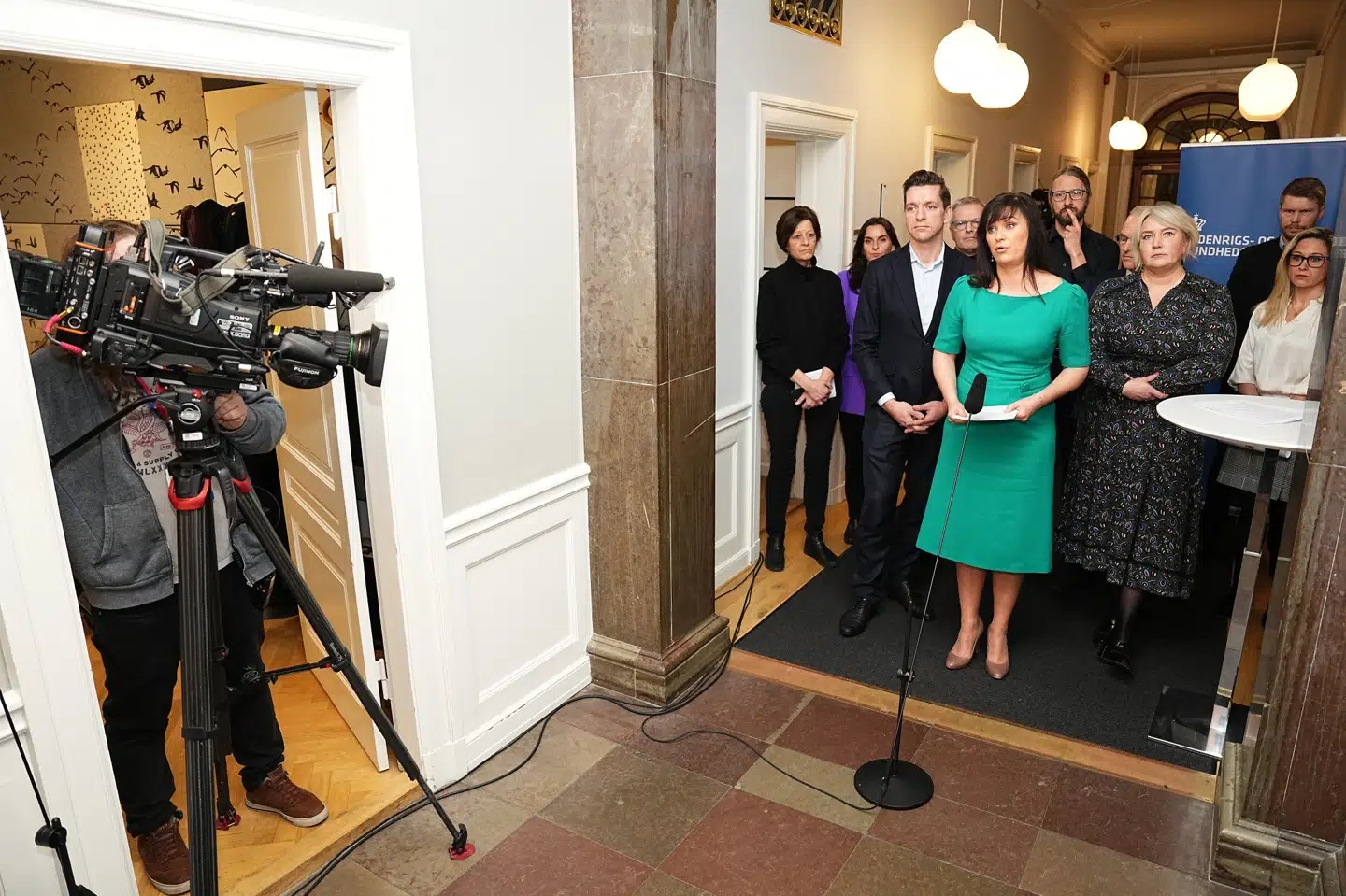 Med indenrigs- og sundhedsminister Sophie Løhde (V), udlændinge- og integrationsminister Kaare Dybvad Bek (S) og uddannelses- og forskningsminister Christina Egelund (M) i spidsen har regeringen landet en aftale med en række partier. Den skal sikre kvalificeret udenlandsk arbejdskraft fra tredjelande til sundhedsvæsnet.