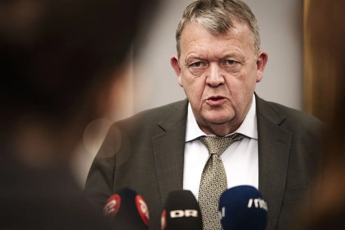 Udenrigsminister Lars Løkke Rasmussen (M) forsvarer, at regeringen hastebehandler dansk krigsdeltagelse gennem Folketinget. (Arkivfoto).