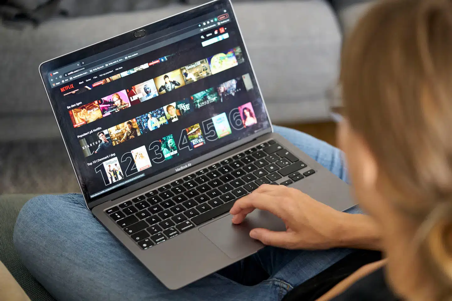 Mange flere har tegnet abonnement hos Netflix, efter at der blev slået ned på den udbredte kontodeling. Men mange vælger at købe et billigere abonnement med annoncer.