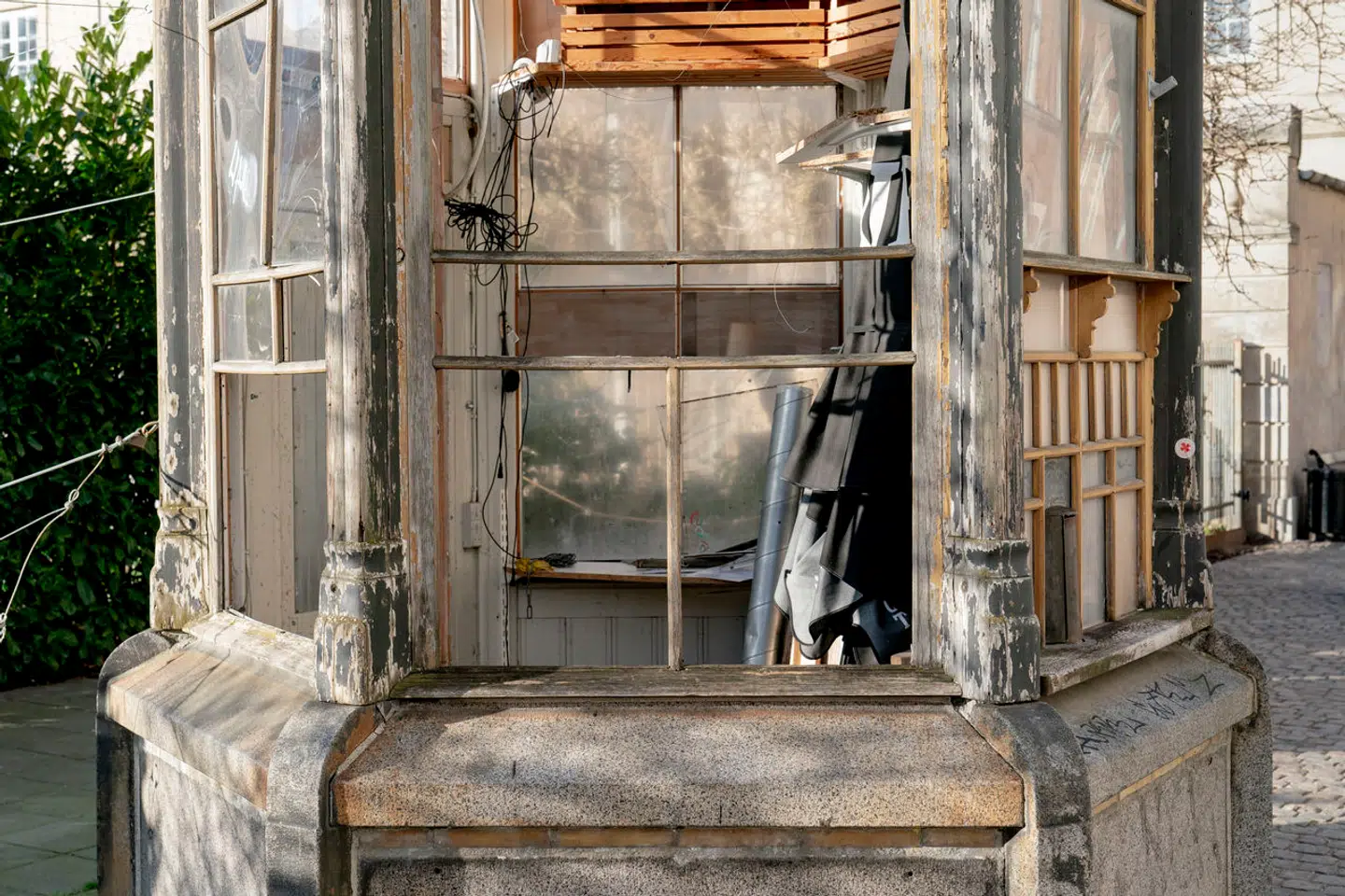 Telefonkiosken er flere gange blevet udsat for hærværk.